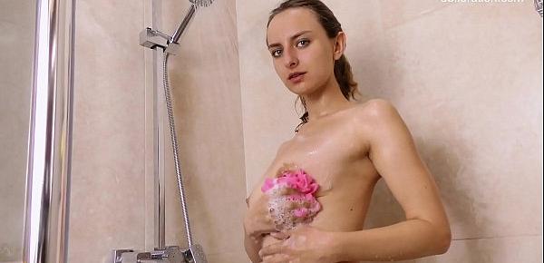  Babe Margaret Robbie in the bathroom on defloration channel